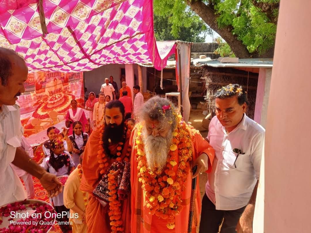 Vishwaguruji with bhaktas in Jakhera