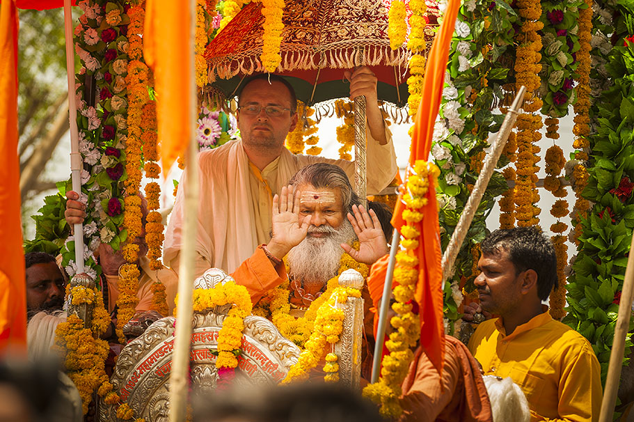 Vishwaguruji joins Atal Akhara Procession at Kumbha Mela