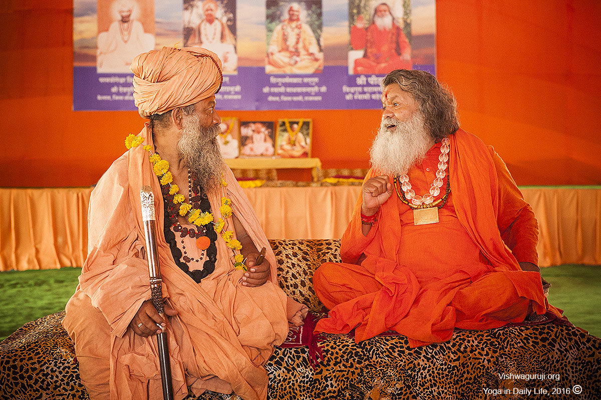 Acharya Mahamandaleshwar Vishokanand Ji  visits Vishwaguruji